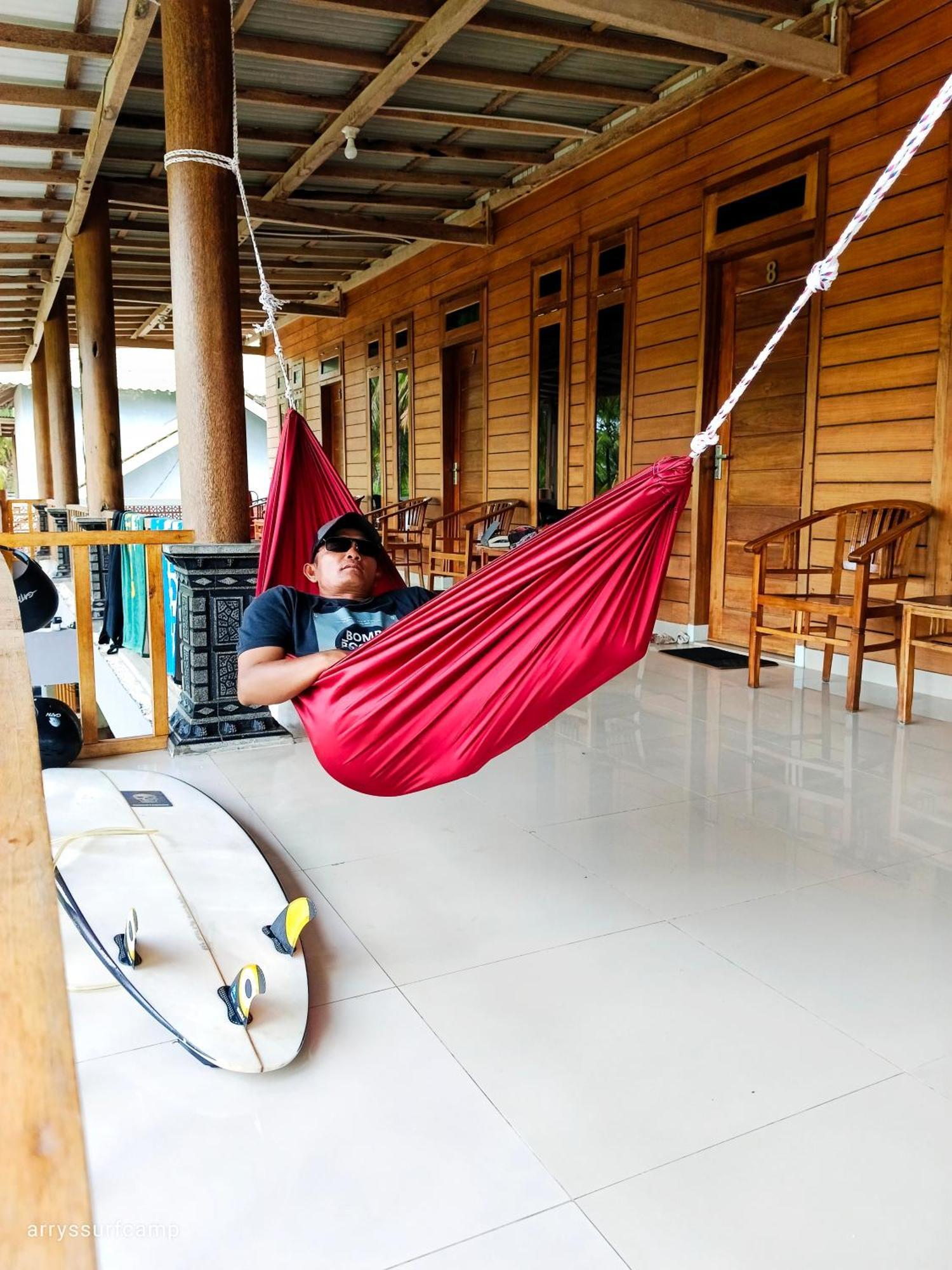 Готель Arrys Watukarung Surfcamp Kalak Екстер'єр фото